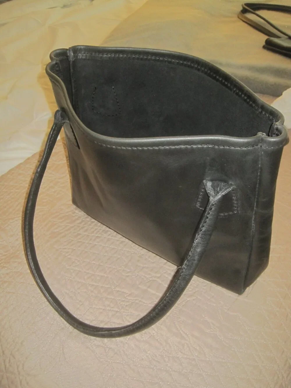 BLACK LEATHER HANDBAG TOTE